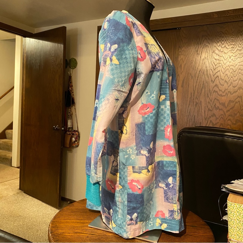 Women’s Butterfly Nurse Scrub Jacket (Medium) - Picture 3 of 8